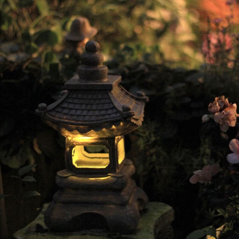 Luce da Giardino in Resina a Forma di Pagoda Alimentata a Energia Solare con Finitura in Pietra