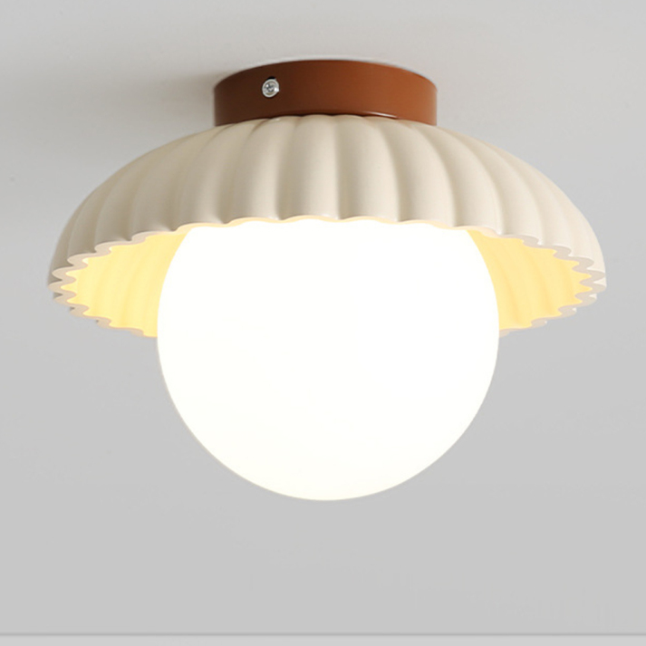 Lampada da soffitto con paralume opalino che offre un'illuminazione calda nell'ingresso