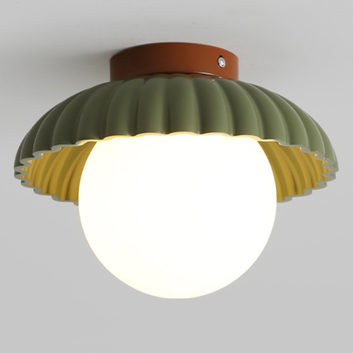 Lampada da soffitto con paralume opalino che offre un'illuminazione calda nell'ingresso