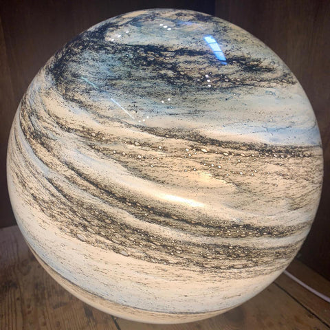 Lumea | Lampada da Tavolo in Vetro a Forma di Luna con Dettagli Cosmica Ipnotici per Interni Serene e Ambientali