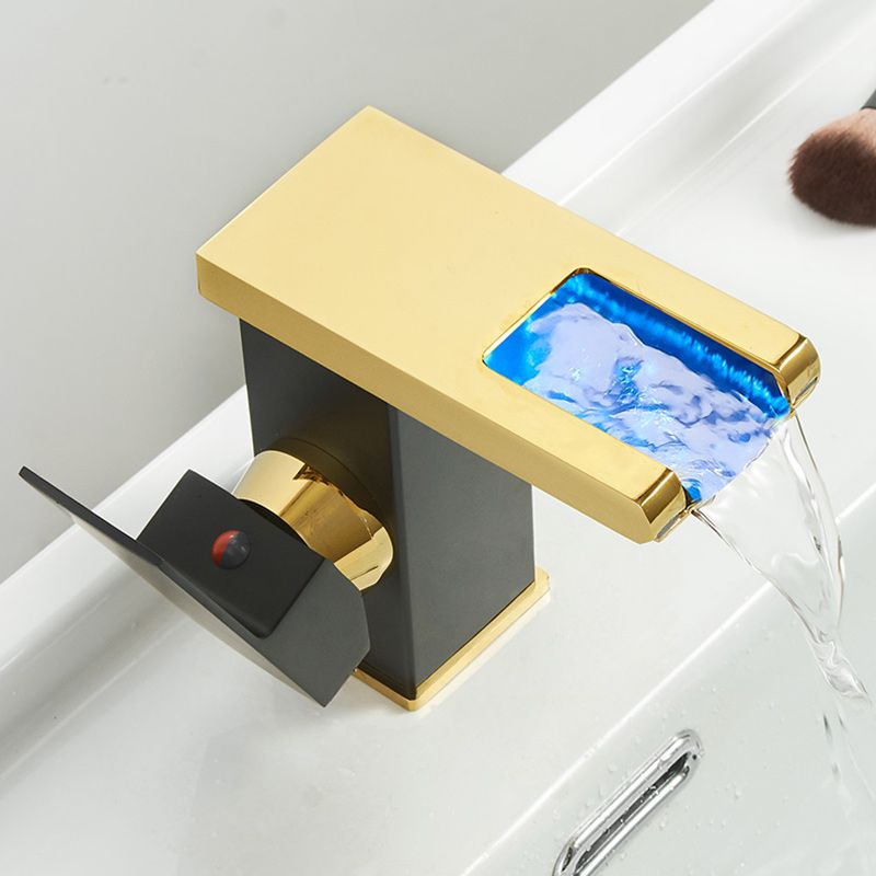 Rubinetto da lavabo moderno a cascata con LED in ottone