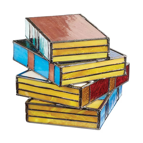 Lampada da tavolo con libri impilati