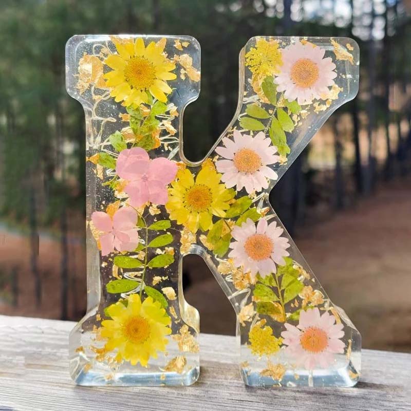 Sandsberg | Luce Notturna a Fiori in Resina | Lampada Decorativa a Forma di Lettera
