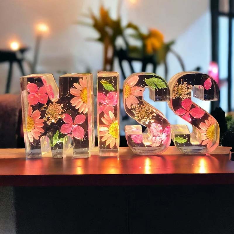 Sandsberg | Luce Notturna a Fiori in Resina | Lampada Decorativa a Forma di Lettera