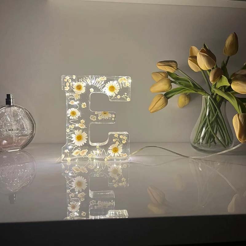 Sandsberg | Luce Notturna a Fiori in Resina | Lampada Decorativa a Forma di Lettera