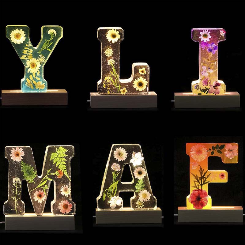 Sandsberg | Luce Notturna a Fiori in Resina | Lampada Decorativa a Forma di Lettera