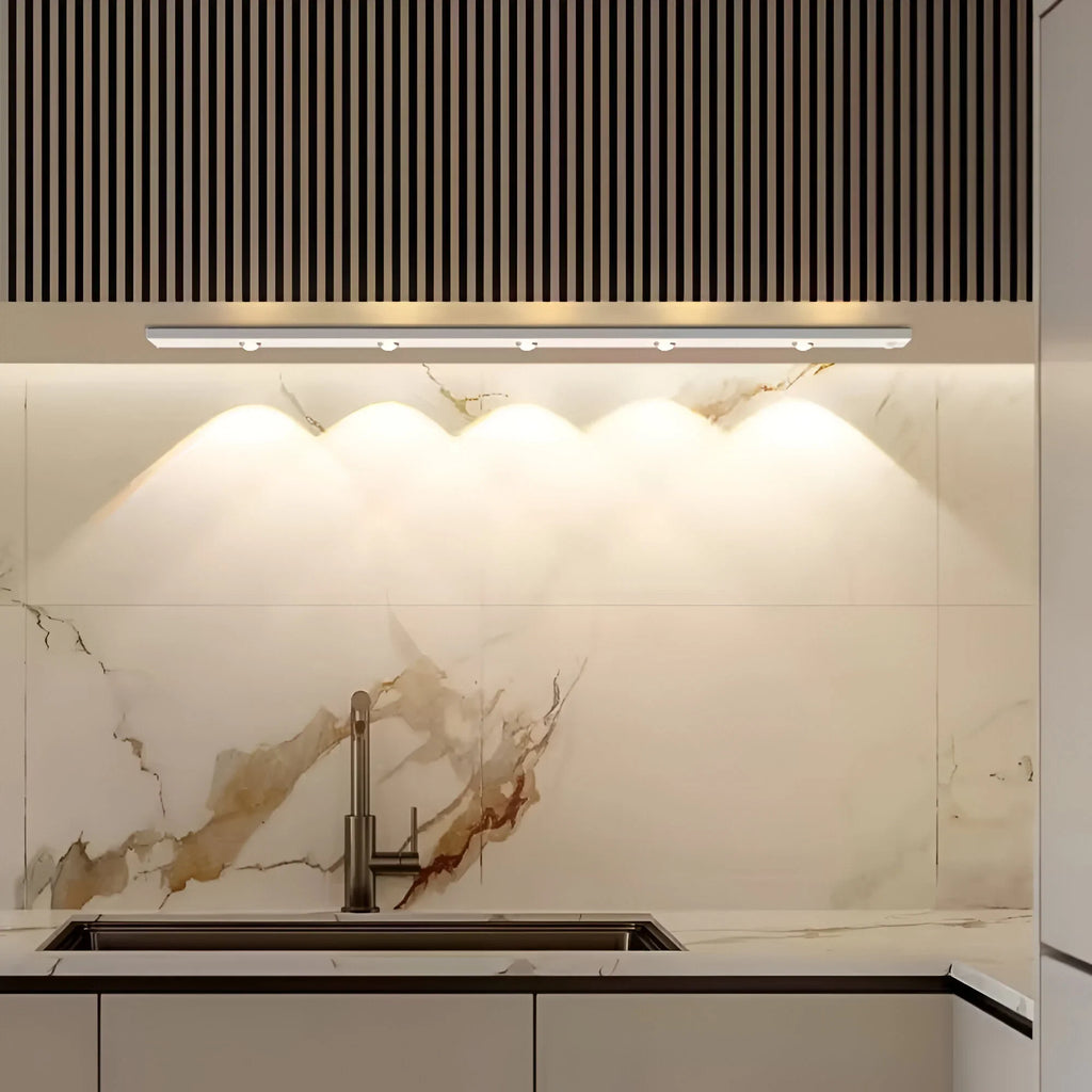 GlowTrack – Luce LED Ricaricabile con Sensore di Movimento
