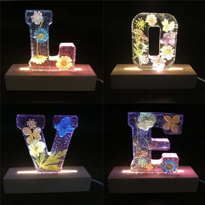 Sandsberg | Luce Notturna a Fiori in Resina | Lampada Decorativa a Forma di Lettera