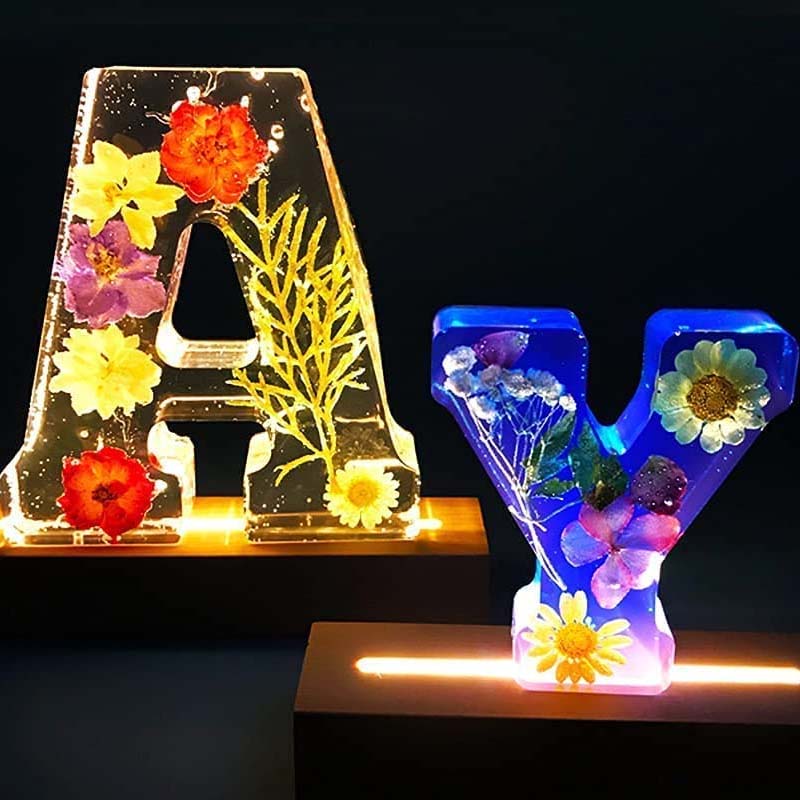 Sandsberg | Luce Notturna a Fiori in Resina | Lampada Decorativa a Forma di Lettera