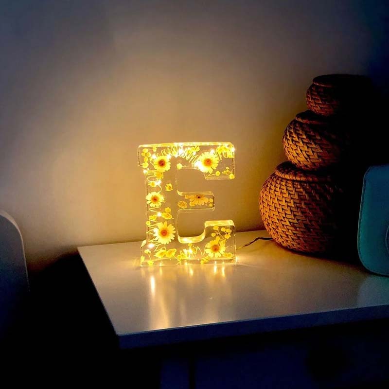 Sandsberg | Luce Notturna a Fiori in Resina | Lampada Decorativa a Forma di Lettera