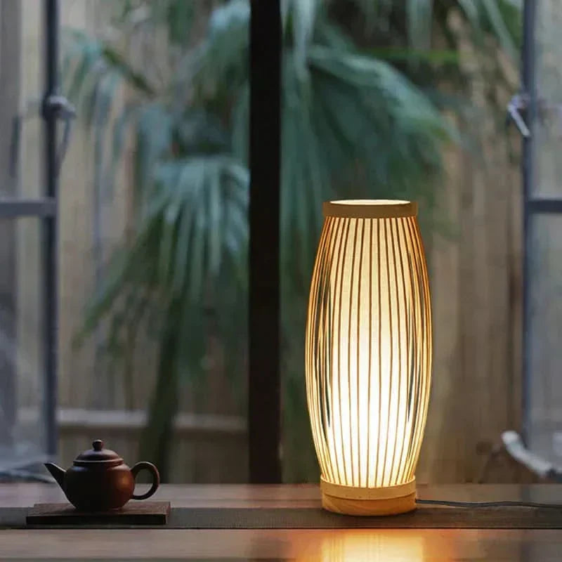 Lampada da tavolo in bambù giapponese con luce calda