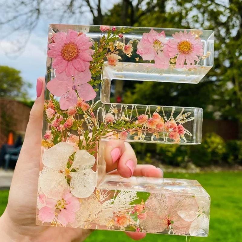 Sandsberg | Luce Notturna a Fiori in Resina | Lampada Decorativa a Forma di Lettera