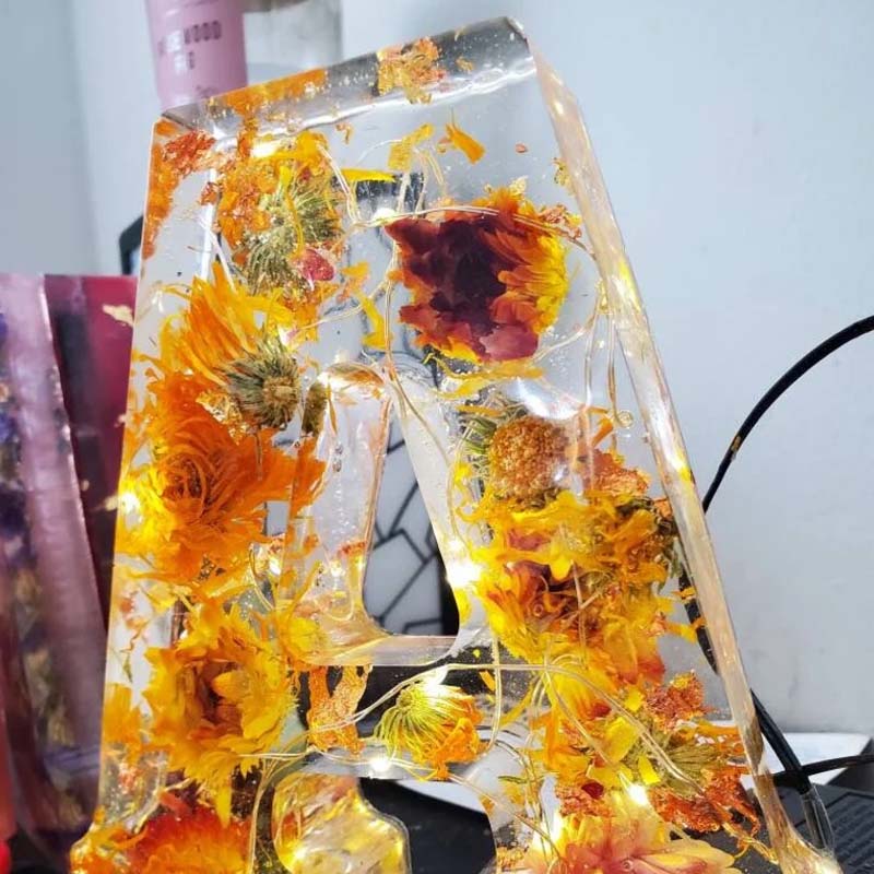 Sandsberg | Luce Notturna a Fiori in Resina | Lampada Decorativa a Forma di Lettera