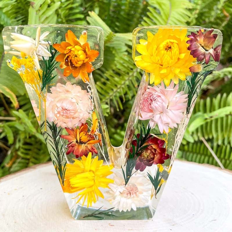 Sandsberg | Luce Notturna a Fiori in Resina | Lampada Decorativa a Forma di Lettera