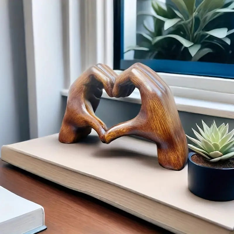 Scultura a Forma di Cuore: Arte Moderna con un Tocco Romantico