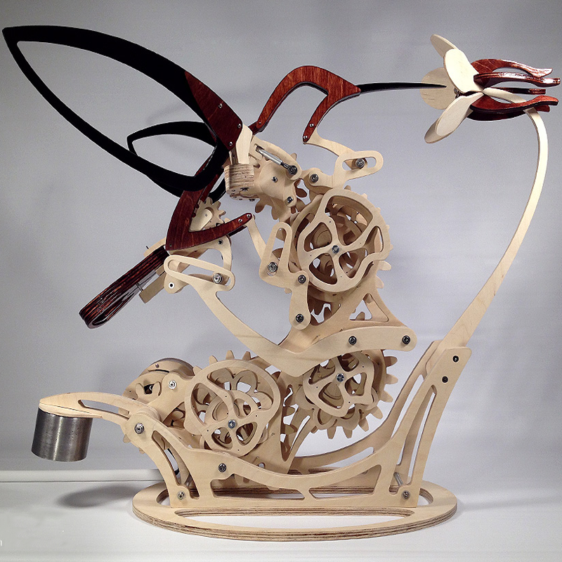 Scultura cinetica in legno a forma di colibrì