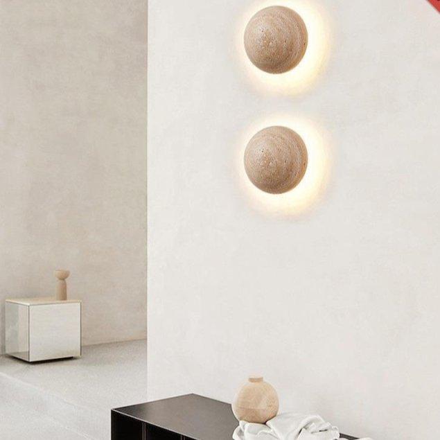 Lampada da parete cremosa in stile scandinavo che offre una luce accogliente e una semplicità elegante