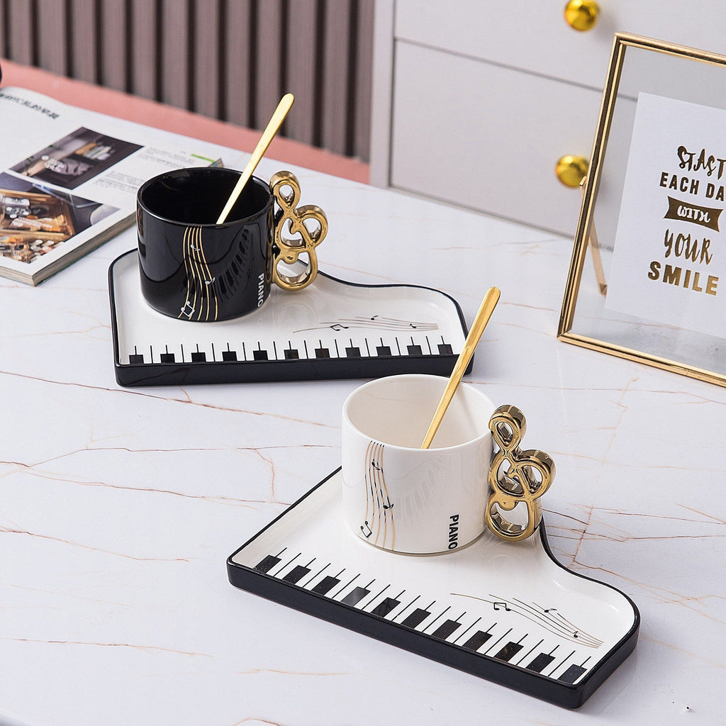 Pianissimo smaku – elegante set di tazza e vassoio per amanti della musica