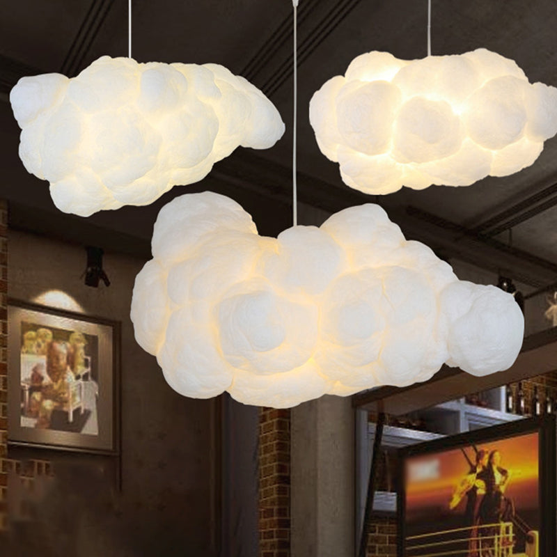 Lampada da soffitto elegante con due paralumi bianchi