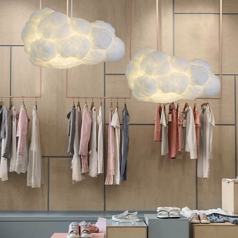 Lampada da soffitto elegante con due paralumi bianchi