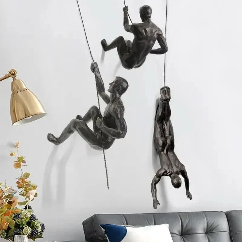 Scultura da Parete Uomo Scalatore – Arte Moderna in Resina
