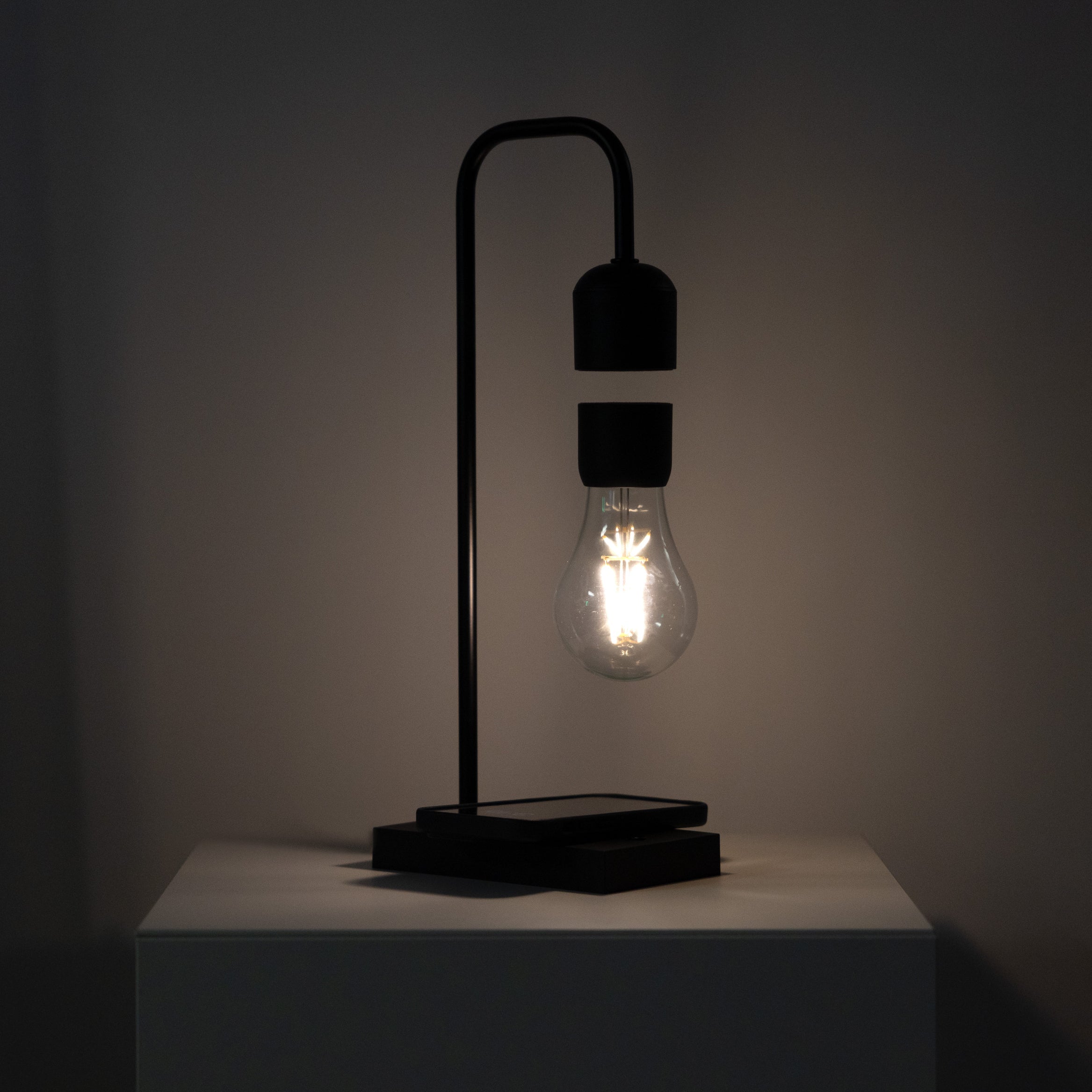 AeroCharge – Lampada a soffitto LED minimalista con ricarica wireless e design sospeso (8W)