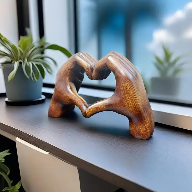 Scultura a Forma di Cuore: Arte Moderna con un Tocco Romantico