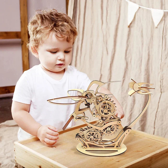 Scultura cinetica in legno a forma di colibrì