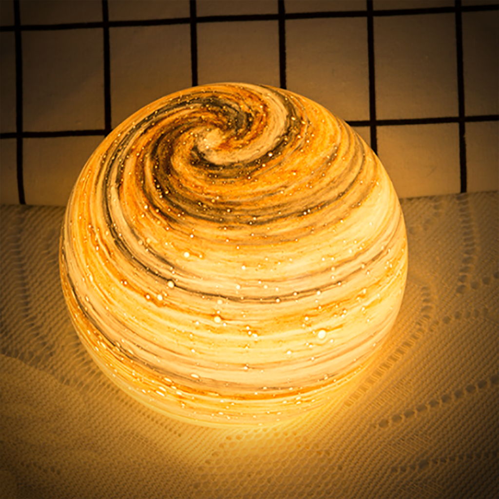 Lumea | Lampada da Tavolo in Vetro a Forma di Luna con Dettagli Cosmica Ipnotici per Interni Serene e Ambientali