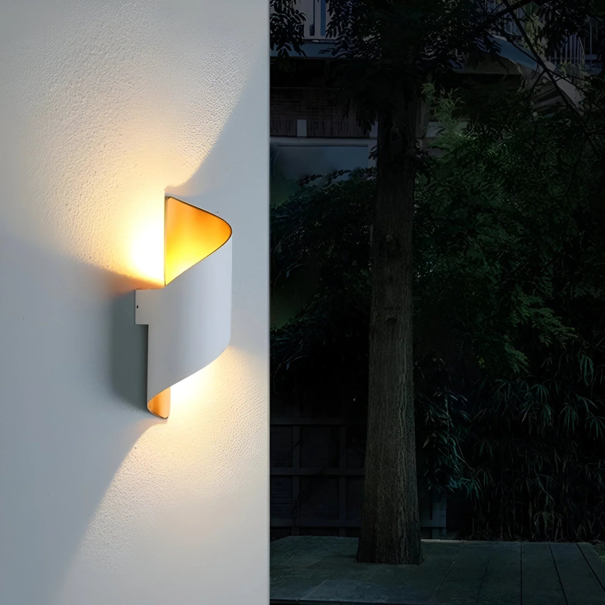 LumiTwist – Applique a LED Moderna e Twistata