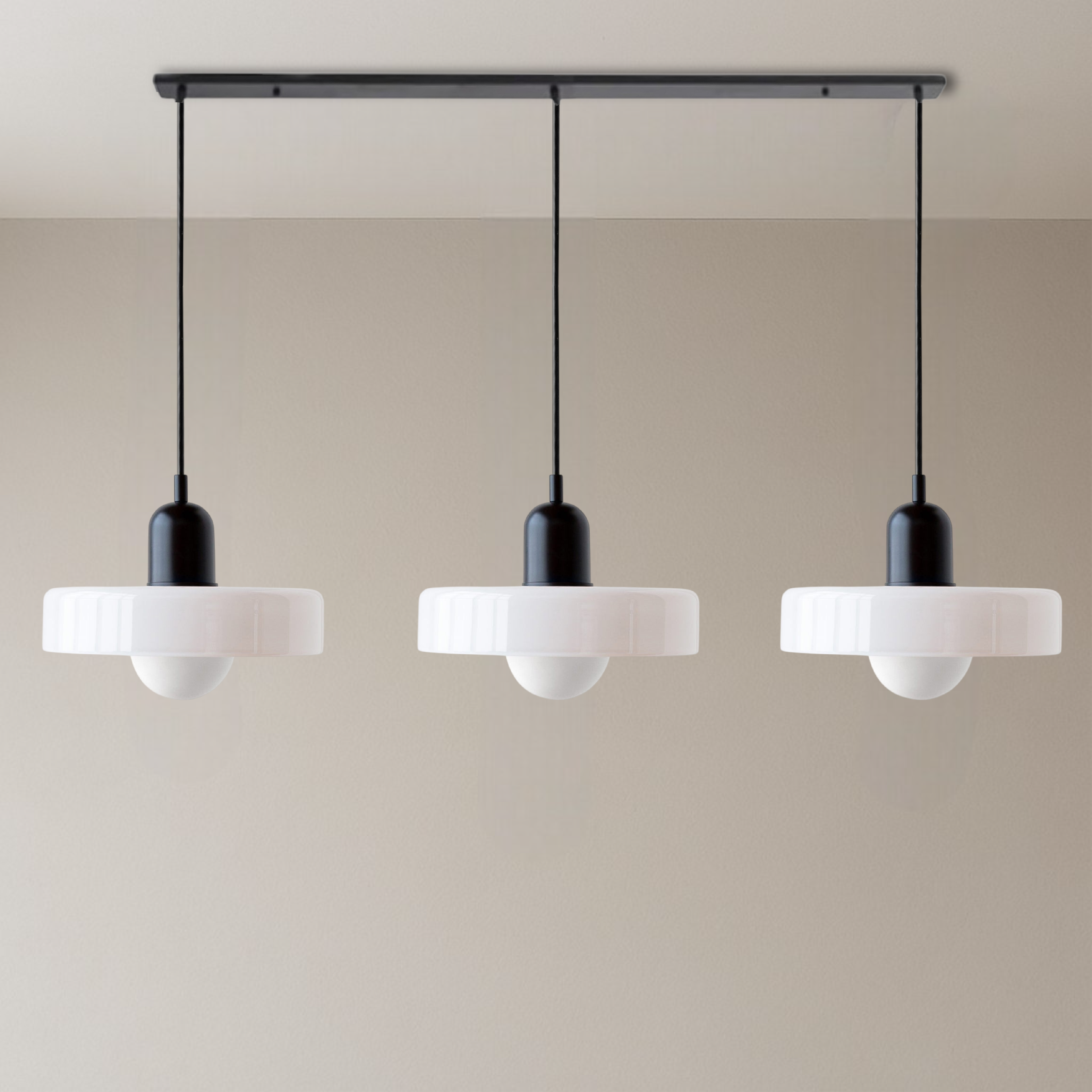 Lampada a sospensione in vetro colorato Bauhaus a 3 teste per spazi abitativi moderni