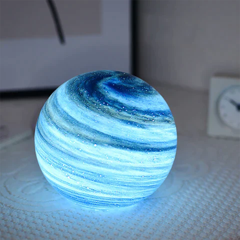 Lumea | Lampada da Tavolo in Vetro a Forma di Luna con Dettagli Cosmica Ipnotici per Interni Serene e Ambientali