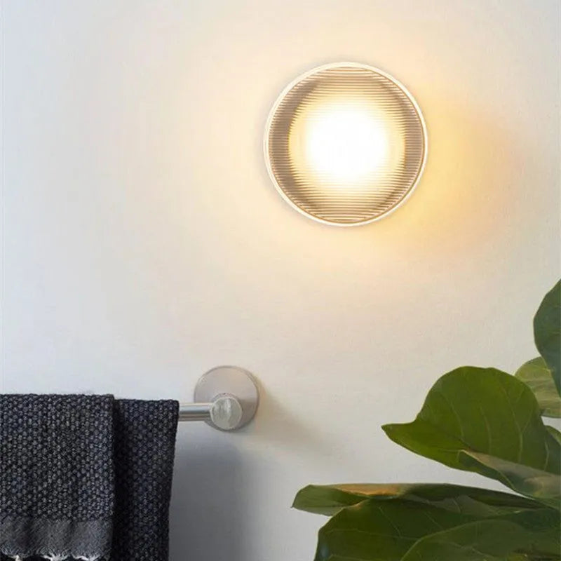 Valyona – Lampada da Parete in Metallo Moderna | Design a Cono Nero e Oro | Illuminazione LED Calda