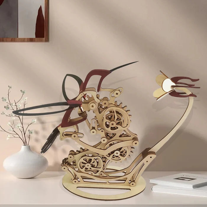 Scultura cinetica in legno a forma di colibrì