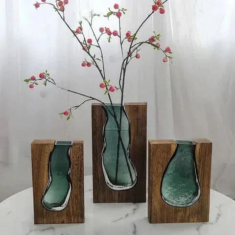 Vaso in Vetro Scandinavo con Accento in Legno per Interni Moderni