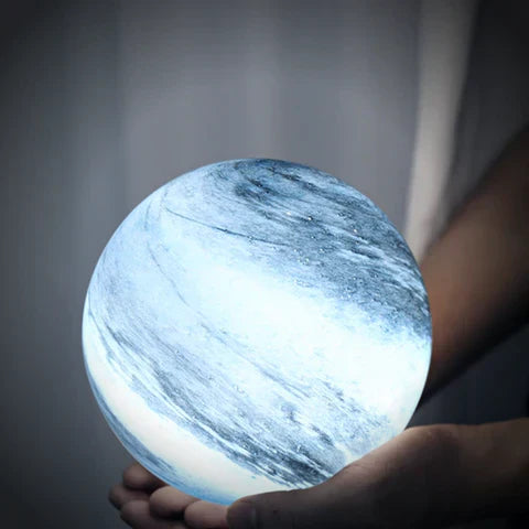 Lumea | Lampada da Tavolo in Vetro a Forma di Luna con Dettagli Cosmica Ipnotici per Interni Serene e Ambientali