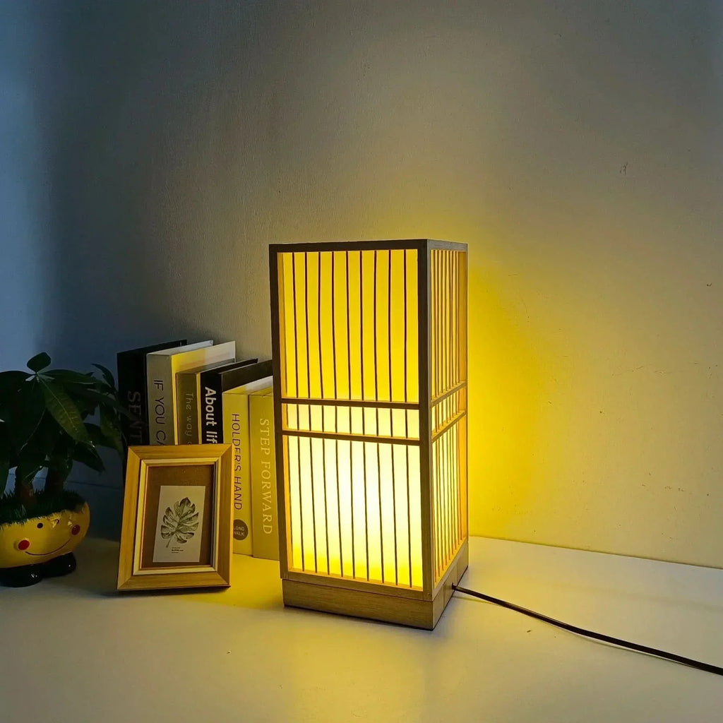 Lampada da tavolo in bambù giapponese con luce calda