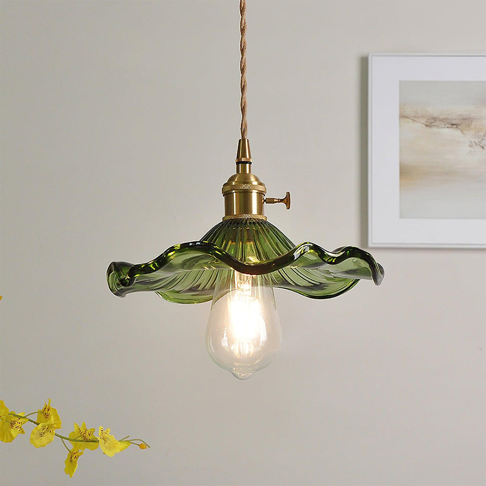 Luvessa | Lampada a sospensione in vetro a forma di fiore con finitura in ottone per un'illuminazione elegante in sala da pranzo e camera da letto