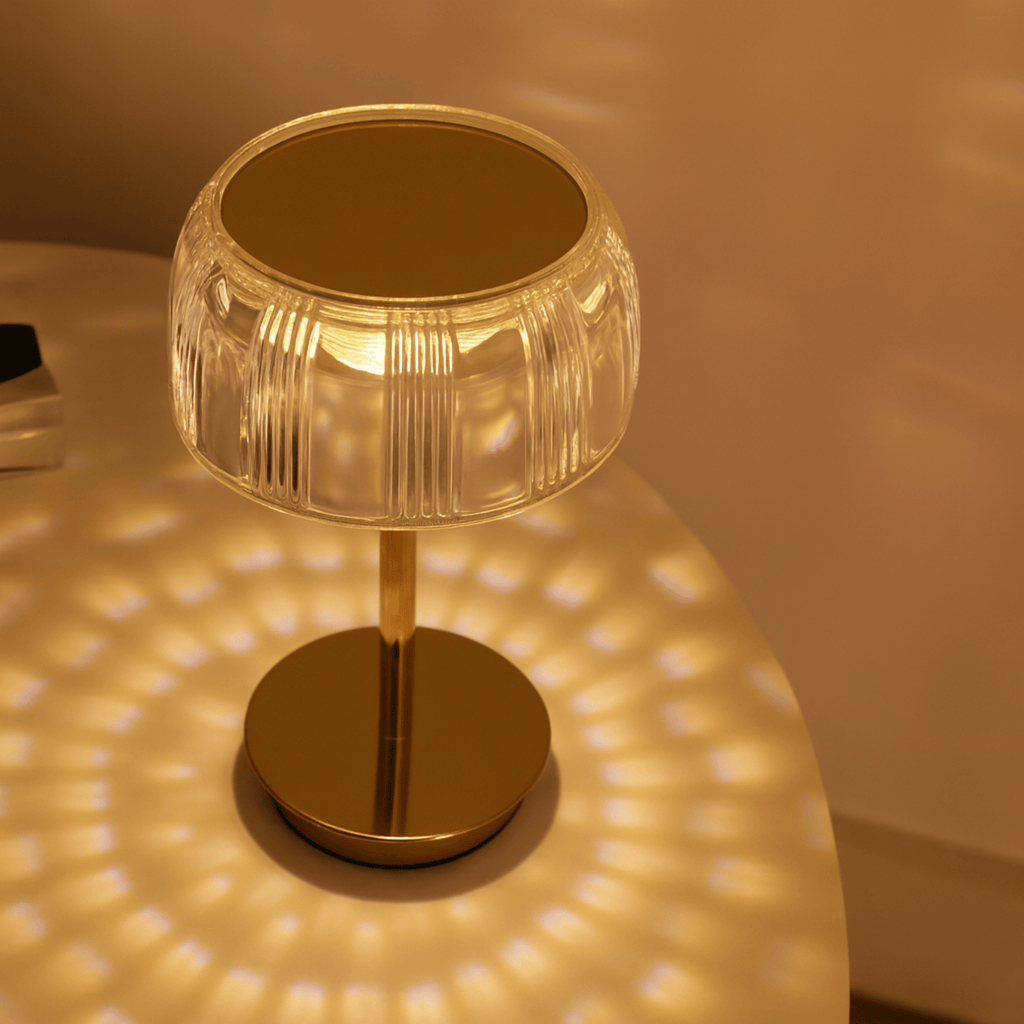 Lampada da Tavolo LED Ricaricabile con Paralume Rigato e Base in Metallo