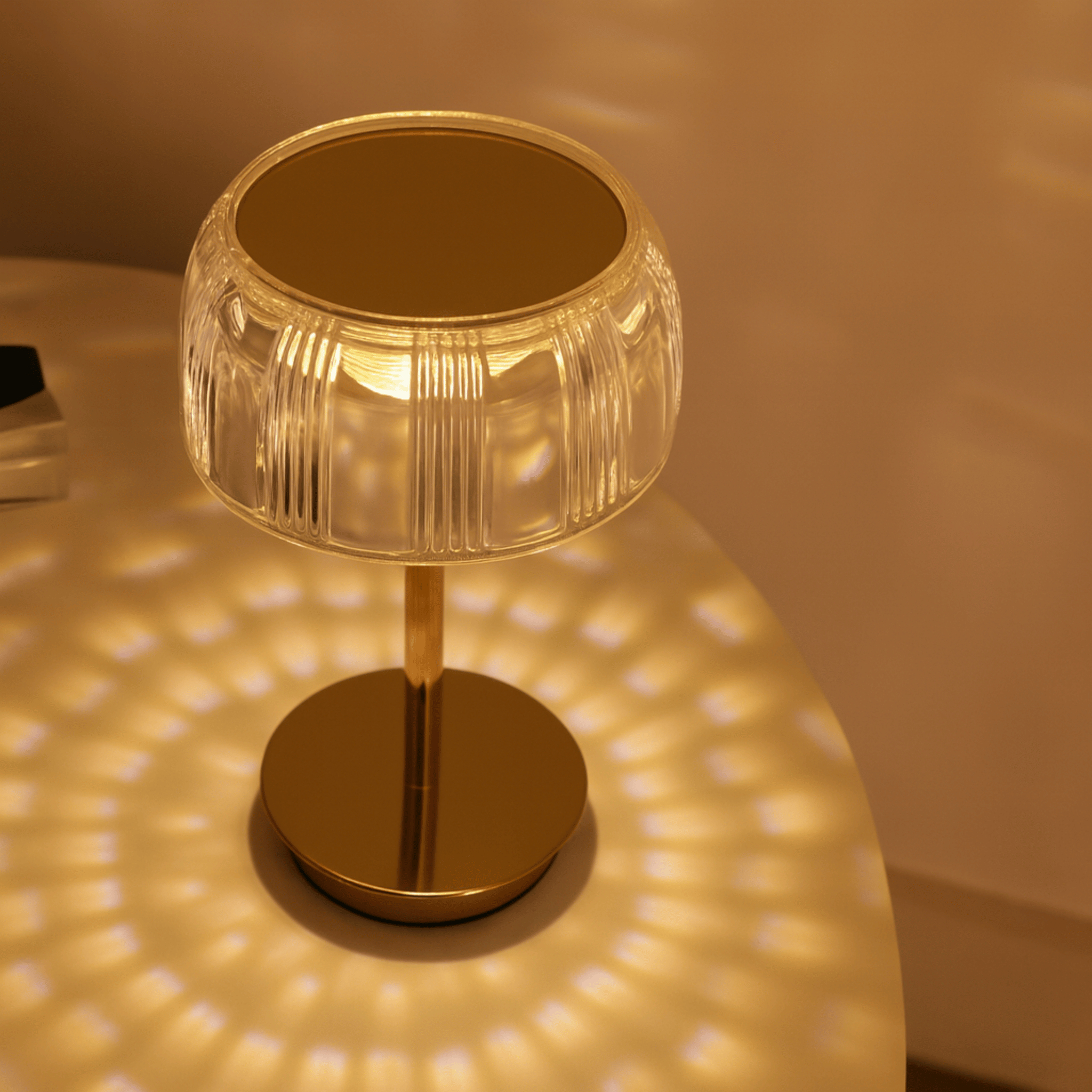 Lampada da Tavolo LED Ricaricabile con Paralume Rigato e Base in Metallo