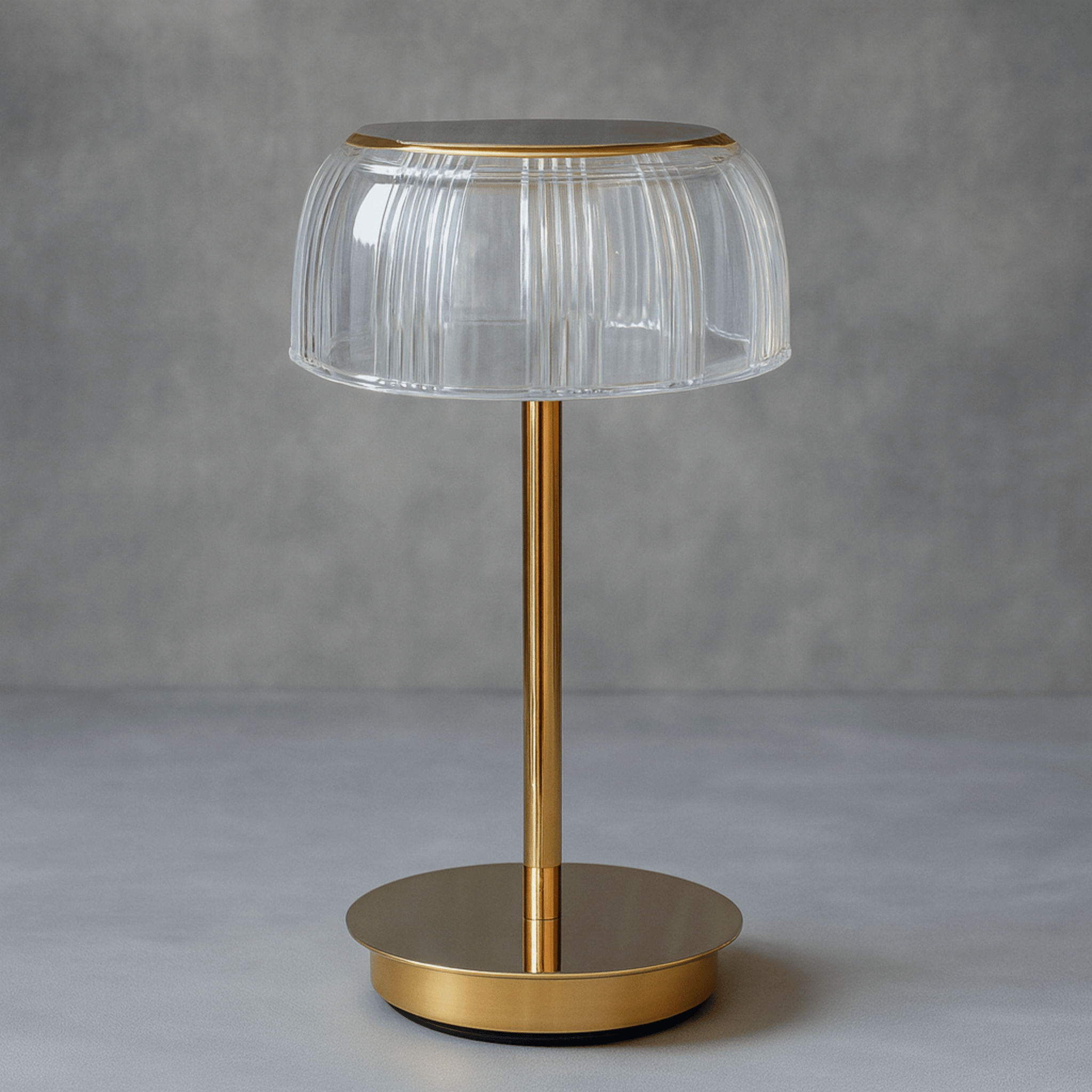 Lampada da Tavolo LED Ricaricabile con Paralume Rigato e Base in Metallo