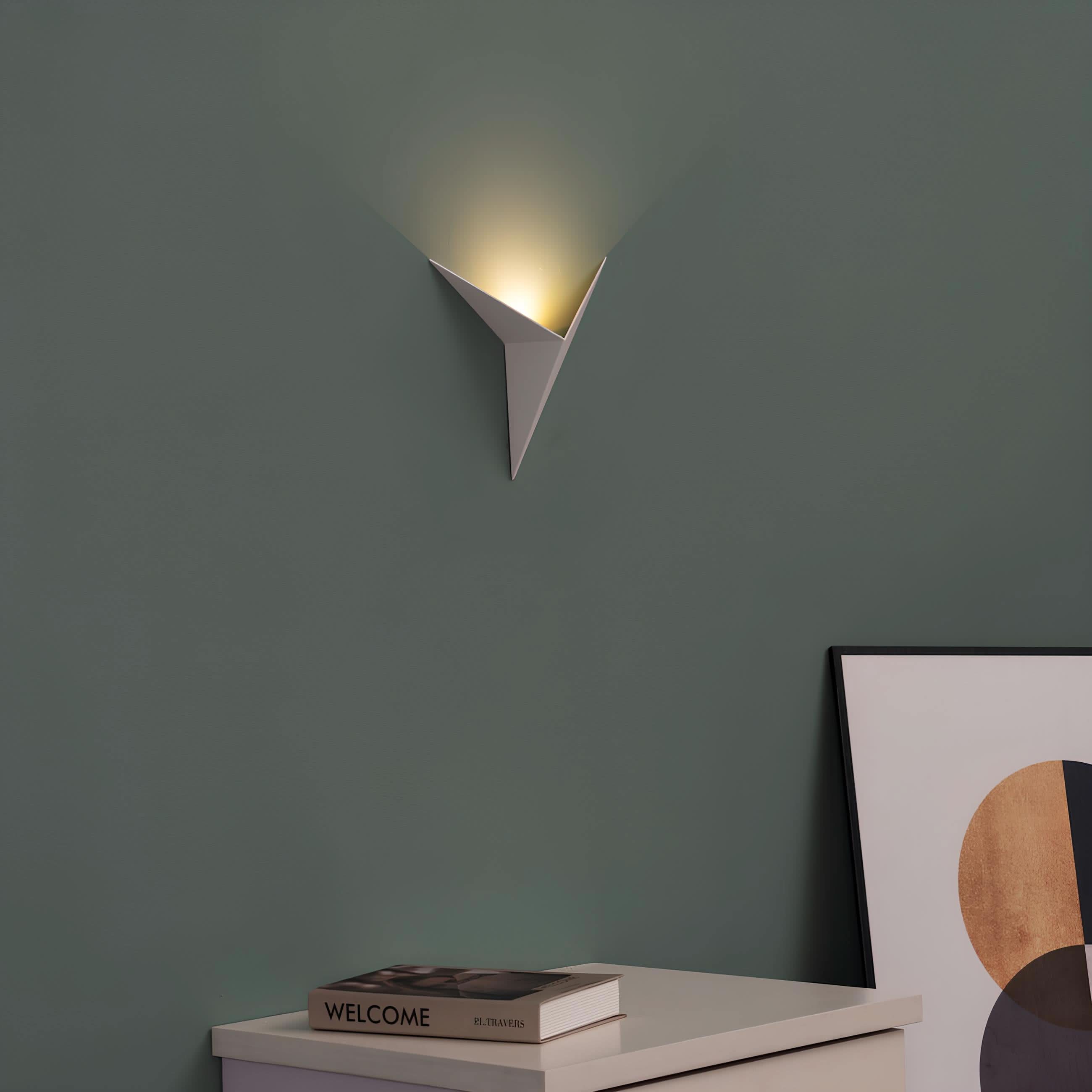 Lampada da Parete Triangolare LED Moderna per Interni Eleganti