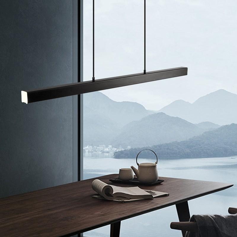 Moderno Lampadario a LED – Stile Industriale con Dettagli in Pelle
