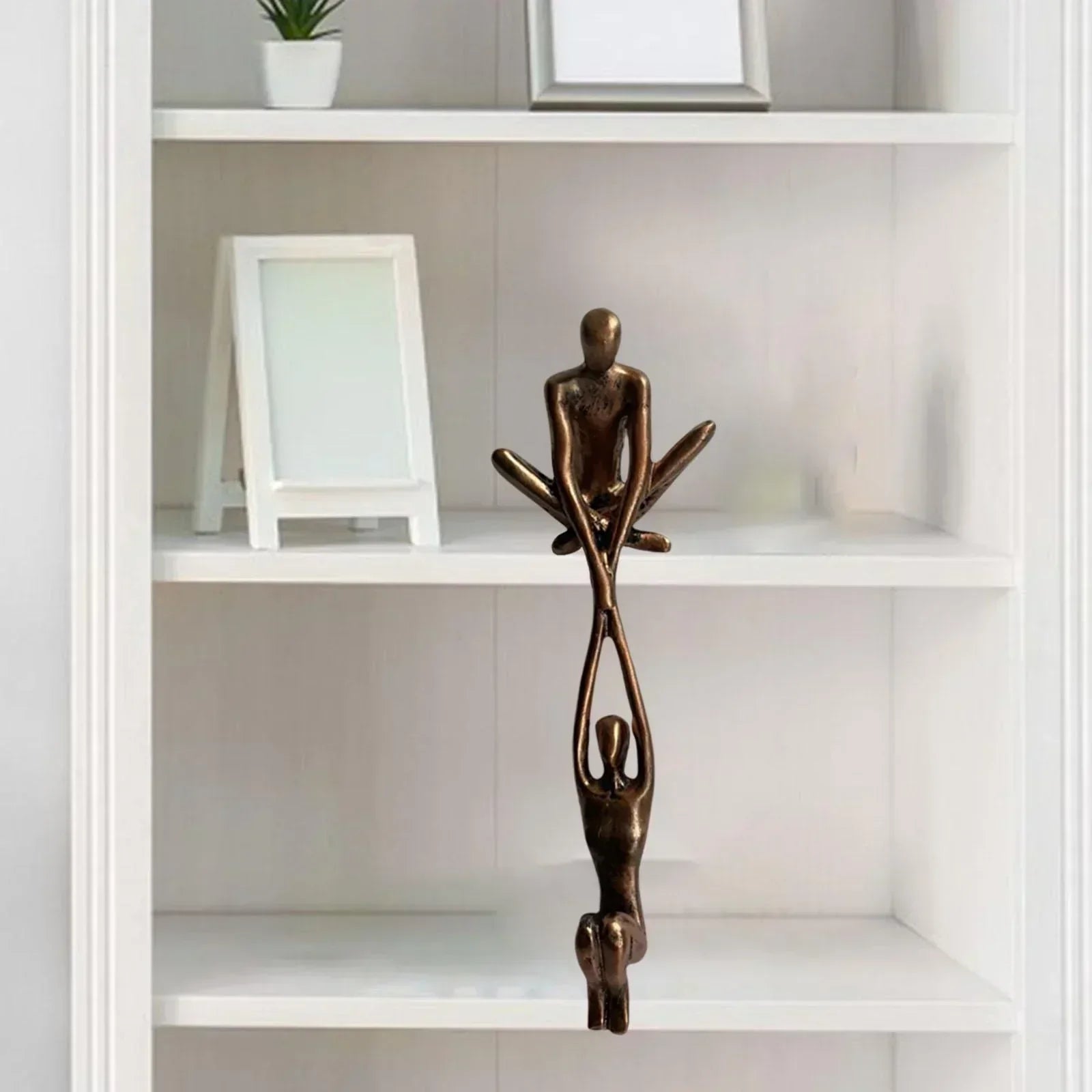 L'eleganza dell'amore e della forza in ogni statuetta!