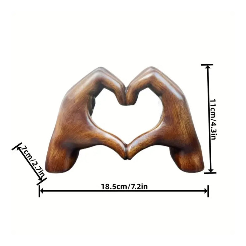 Scultura a Forma di Cuore: Arte Moderna con un Tocco Romantico