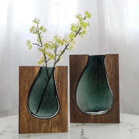 Vaso in Vetro Scandinavo con Accento in Legno per Interni Moderni