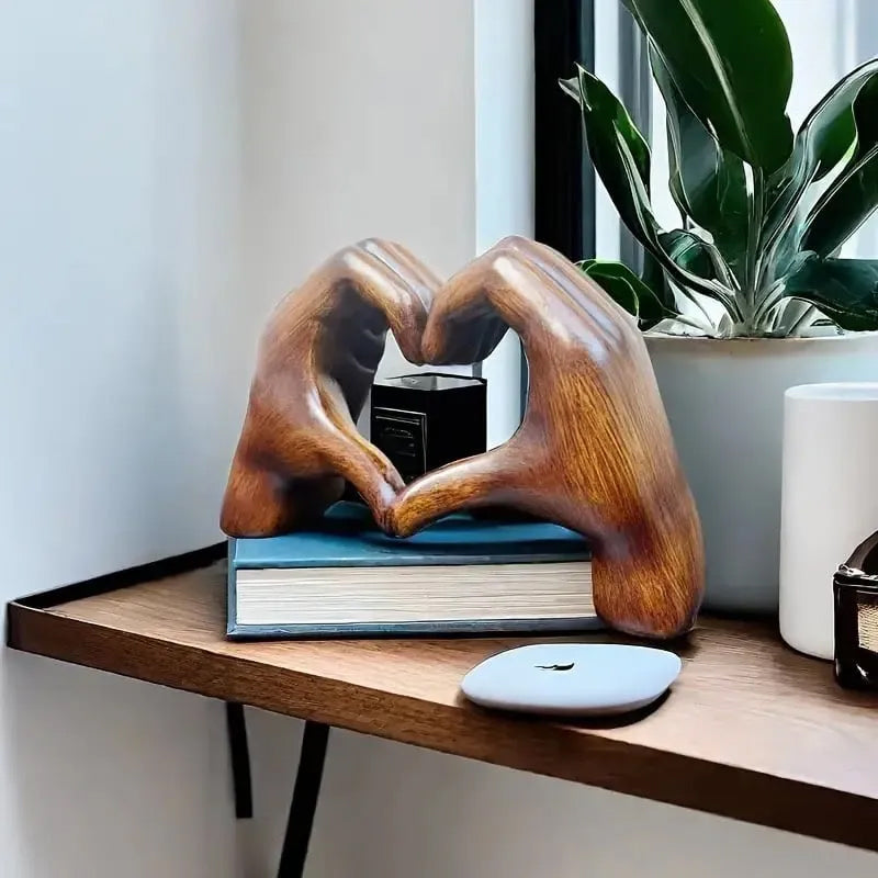 Scultura a Forma di Cuore: Arte Moderna con un Tocco Romantico