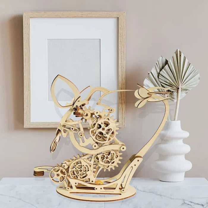 Scultura cinetica in legno a forma di colibrì