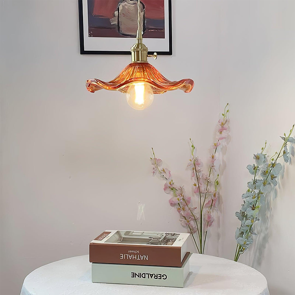 Luvessa | Lampada a sospensione in vetro a forma di fiore con finitura in ottone per un'illuminazione elegante in sala da pranzo e camera da letto