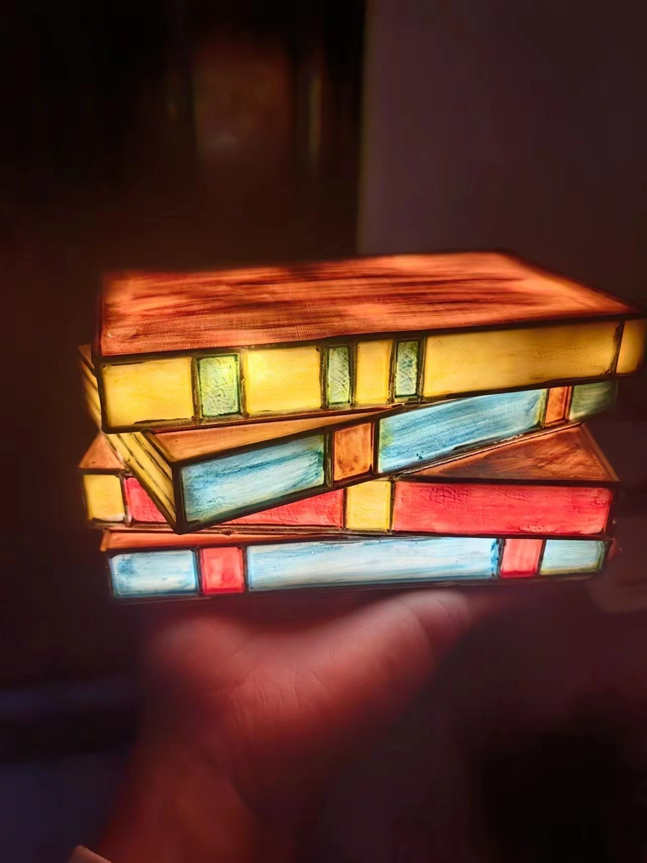 Lampada da tavolo con libri impilati